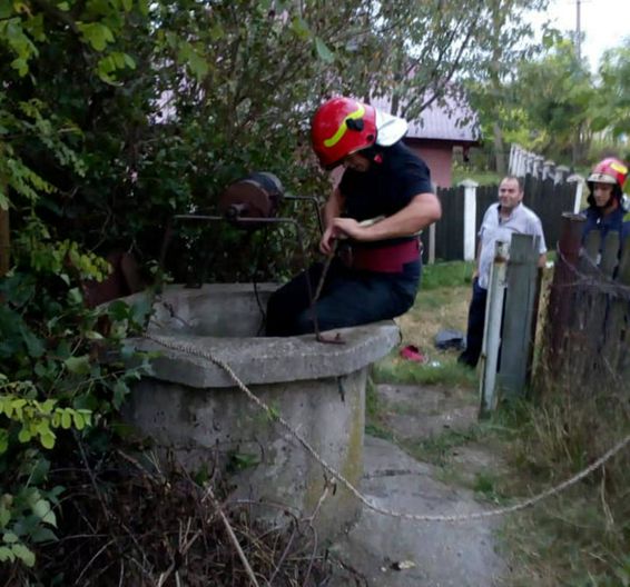 Femeie salvata dintr o fantana adanca de 12 metri | imaginea 1