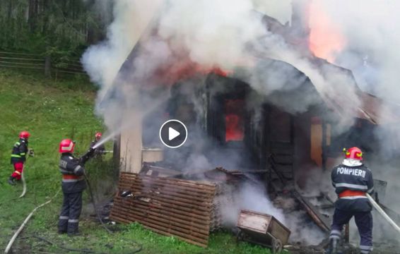 Incendiu izbucnit la o casa din comuna Iacobeni Suceava | imaginea 1