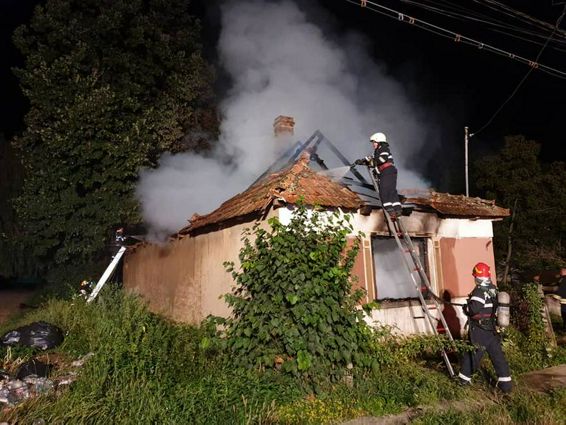 Incendiu la o casa de locuit din Livada Satu Mare | imaginea 1