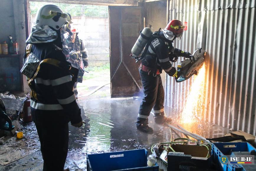 Incendiu la o hala in cartierul Obor | imaginea 1