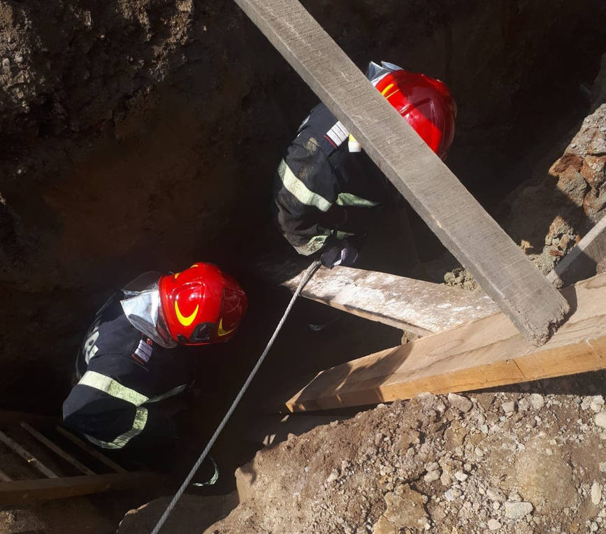 Muncitor surprins sub un mal de pamant  Pompierii lupta sa ii salveze viata | imaginea 1