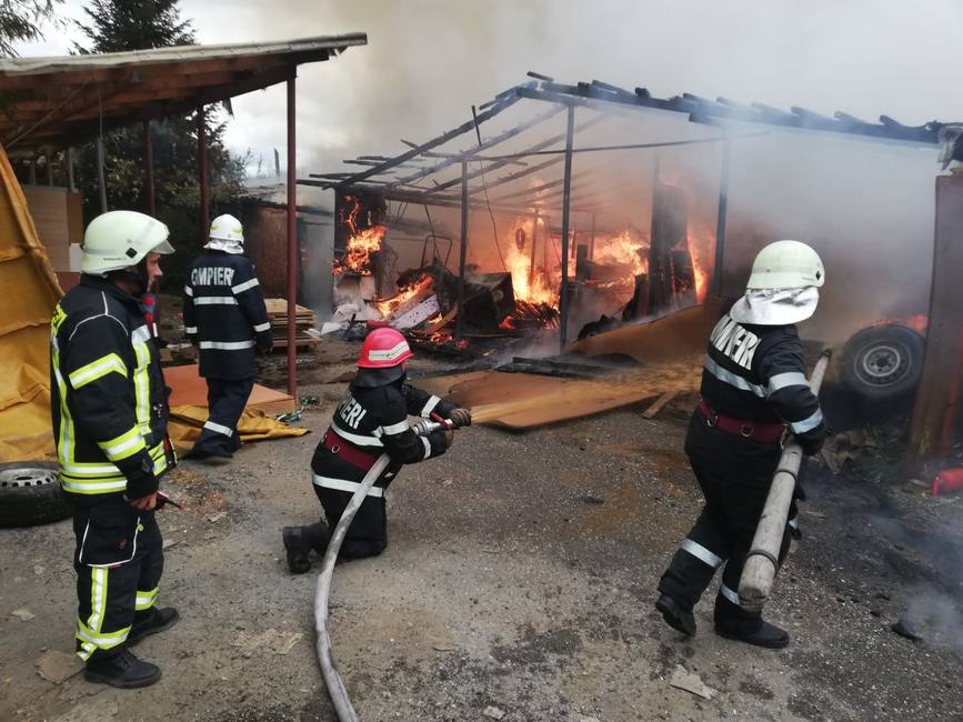 Grav incendiu la o fabrica de mobila si depozitul acesteia din municipiul Pitesti | imaginea 1