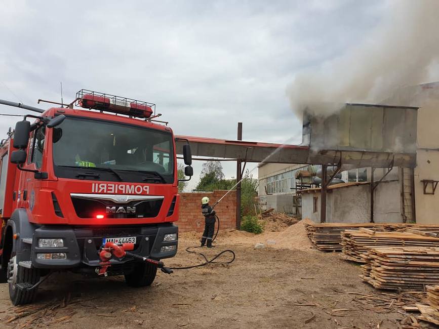 Incendiu la o fabrica de cherestea | imaginea 1