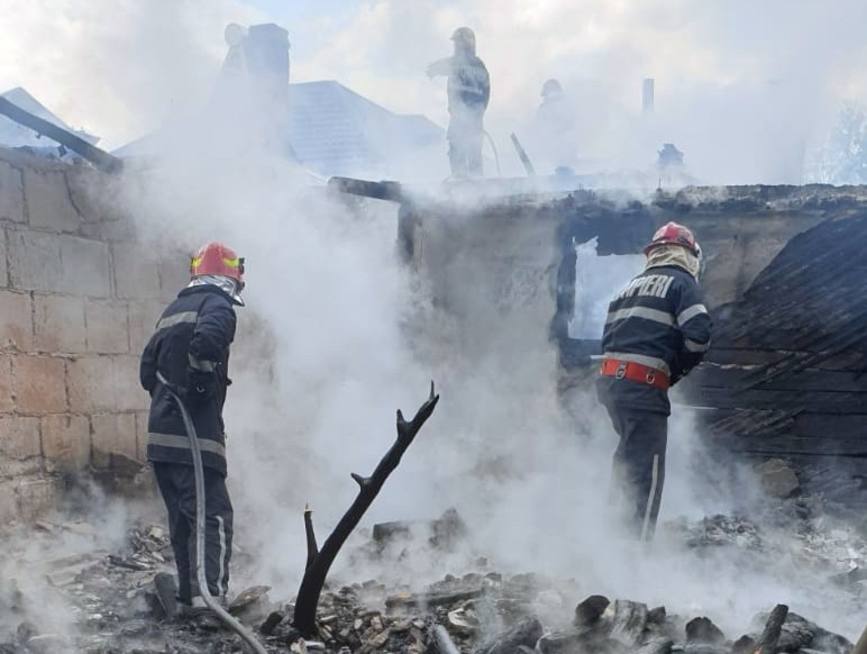 Incendiu la trei locuinte din localitatea Valea Lunga | imaginea 1