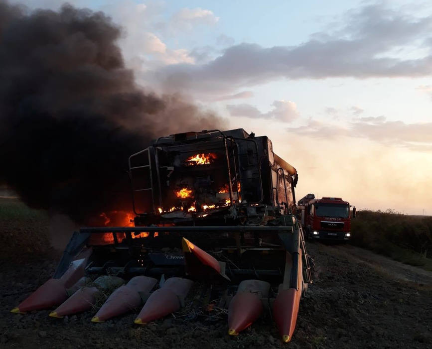 Interventie la un incendiu care a cuprins o combina agricola | imaginea 1