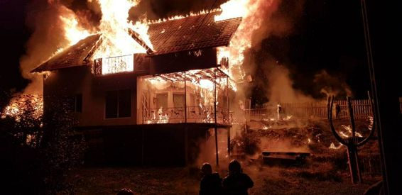 Incendiu devastator la o casa de locuit in Toplita Harghita | imaginea 1