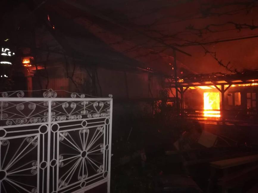 Incendiu devastator la un grup de locuinte in comuna Buciumi  Bacau | imaginea 1