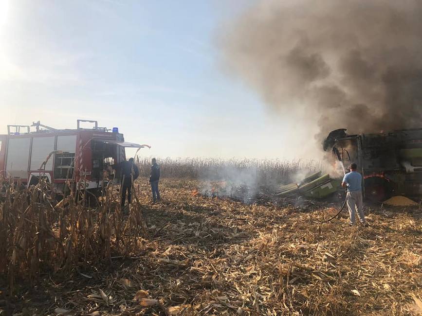 Incendiu la o combina aflata in functiune pe un teren | imaginea 1