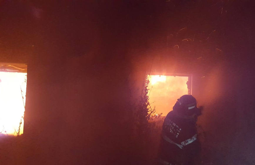 Incendiu violent la o casa in localitatea Macin  Tulcea | imaginea 1