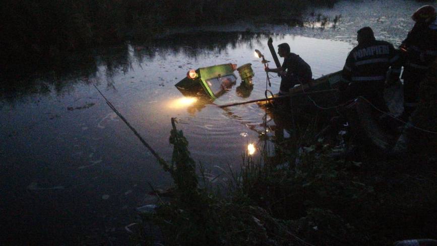 Interventie la un buldozer cazut intr un canal | imaginea 1