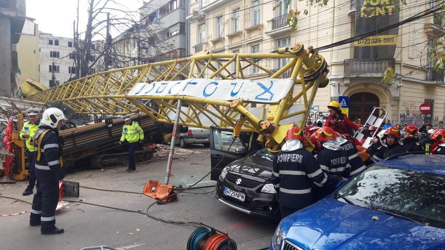Bratul unei macarale s a prabusit peste un autoturism in miscare | imaginea 1