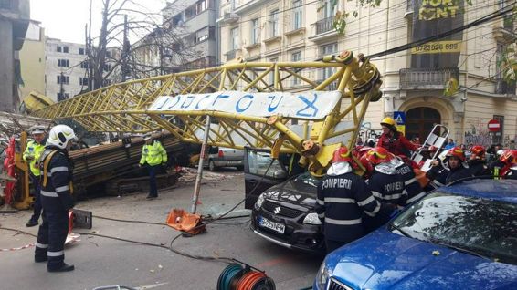 Bratul unei macarale s a prabusit peste un autoturism in miscare | imaginea 1