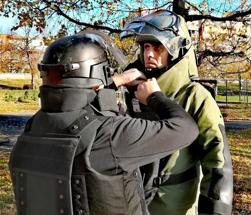 Echipa pirotehnica a ISU Alba  interventie periculoasa de asanare si distrugere in Arad | imaginea 1