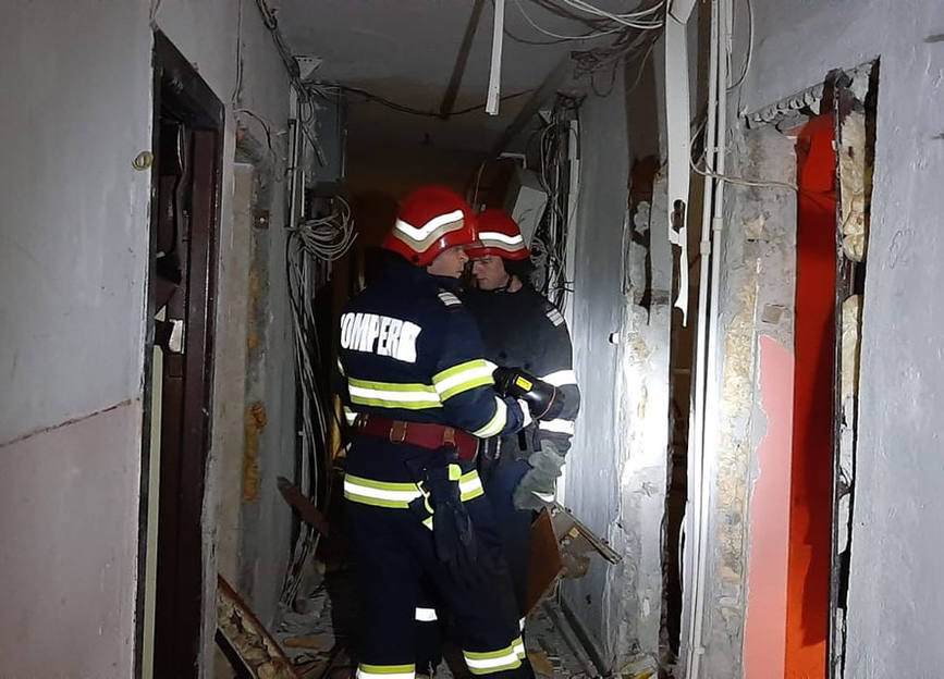 Explozie intr un bloc de garsoniere din municipiul Tulcea | imaginea 1