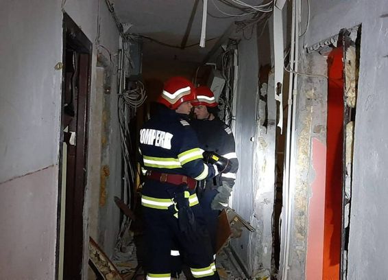 Explozie intr un bloc de garsoniere din municipiul Tulcea | imaginea 1