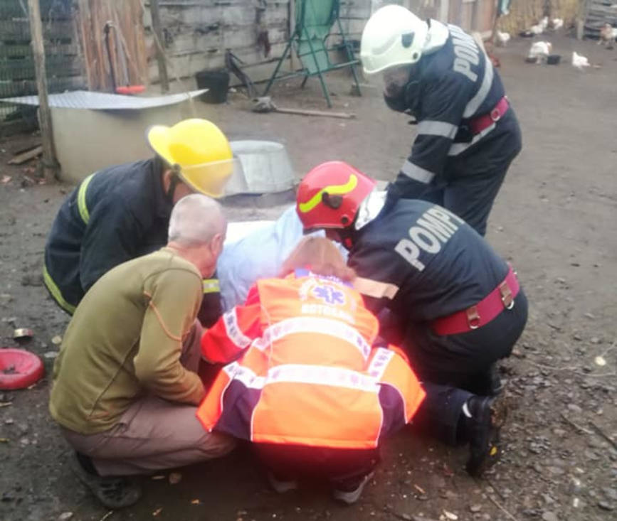 Femeie cazuta intr o fantana adanca de 17 metri  salvata de pompieri | imaginea 1