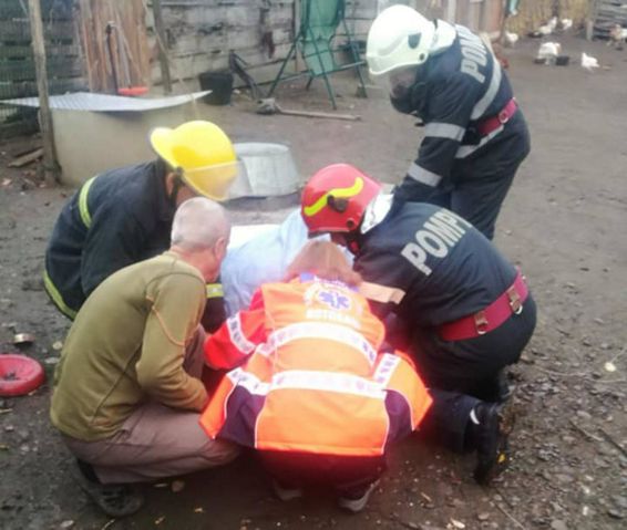 Femeie cazuta intr o fantana adanca de 17 metri salvata de pompieri | imaginea 1