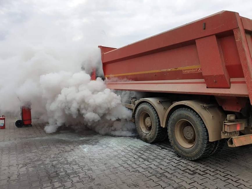 Incendiu cu pericol de explozie la un camion aflat in mers | imaginea 1