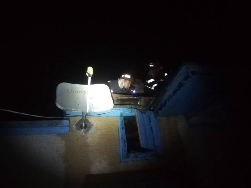 Incendiu de acoperis cauzat de un cos de fum necorespunzator | imaginea 1