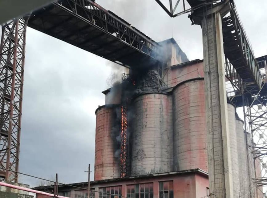 Incendiu la un depozit de carbune al preparatiei Coroiesti din Vulcan | imaginea 1