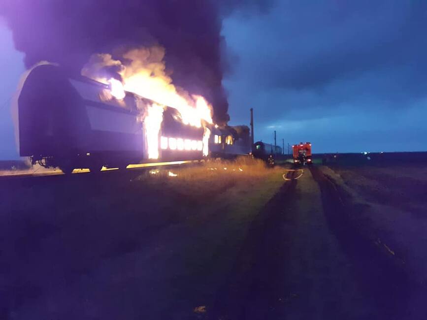 Incendiu violent la un tren de calatori | imaginea 1