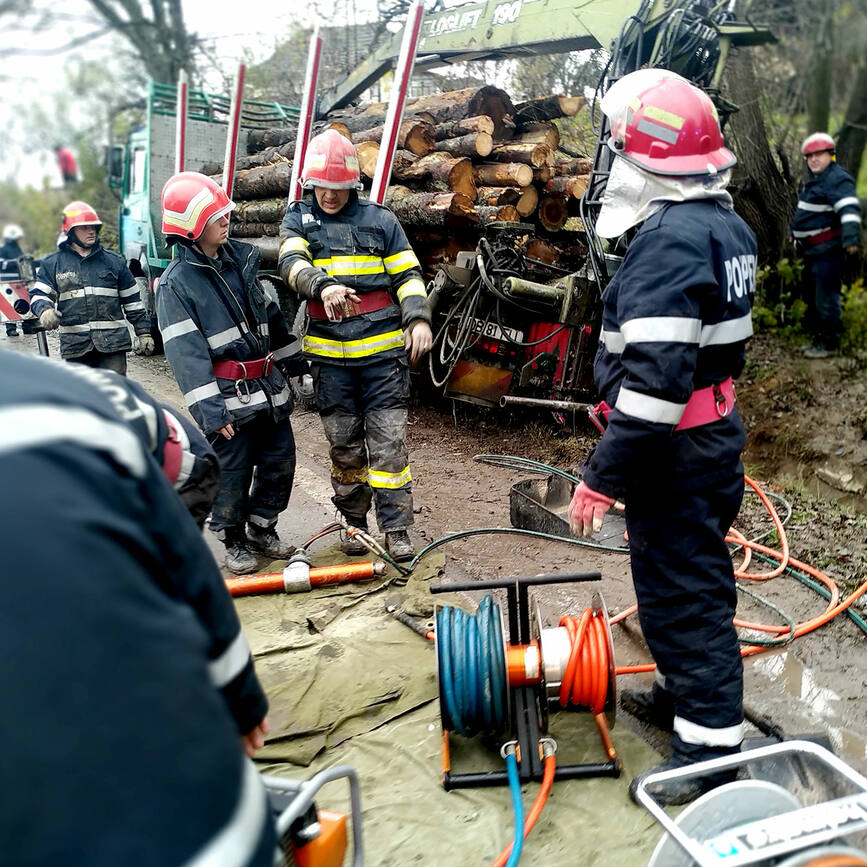 Operatiune de salvare a unei femei prinsa sub un camion | imaginea 1