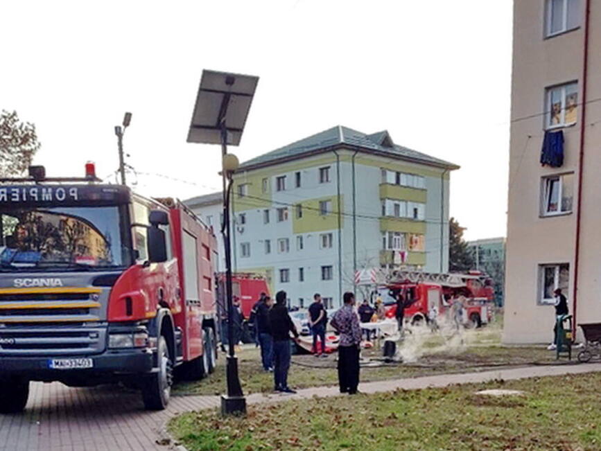 25 de persoane evacuate din bloc  in urma unui incendiu de apartament | imaginea 1