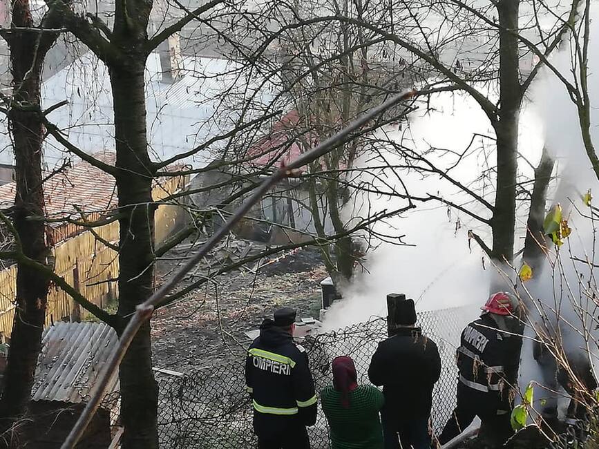 Ardere cu degajari de fum  generata de un posibil depozit de steril | imaginea 1