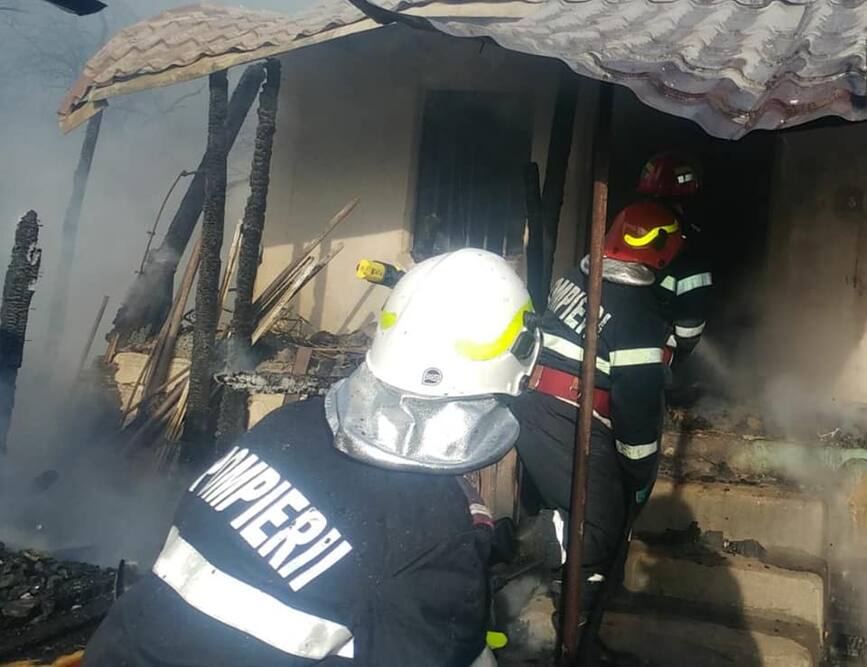 Incendiu devastator izbucnit la o locuinta si o anexa gospodareasca | imaginea 1
