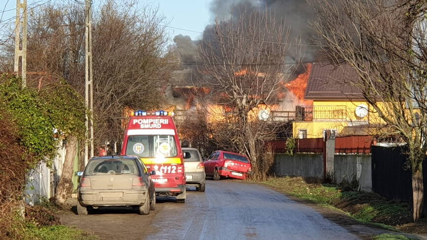 Incendiu generalizat la o locuinta din localitatea Boteni  Dambovita | imaginea 1