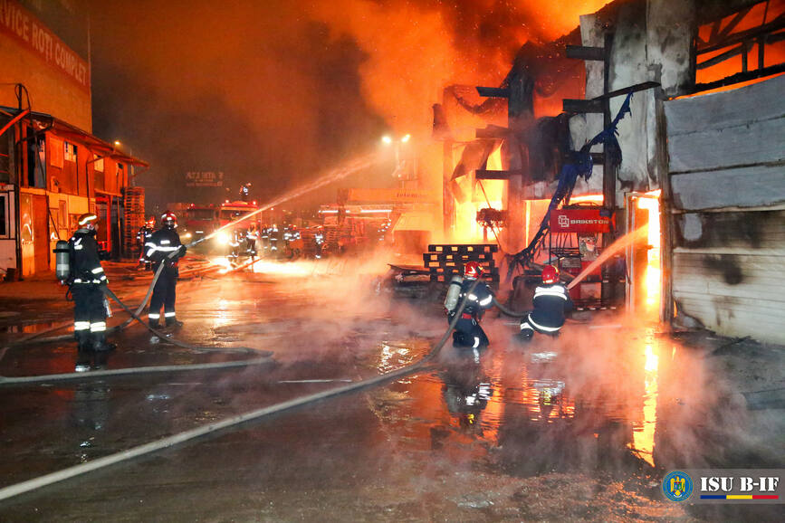 Incendiu produs la o hala amenajata ca service auto | imaginea 1