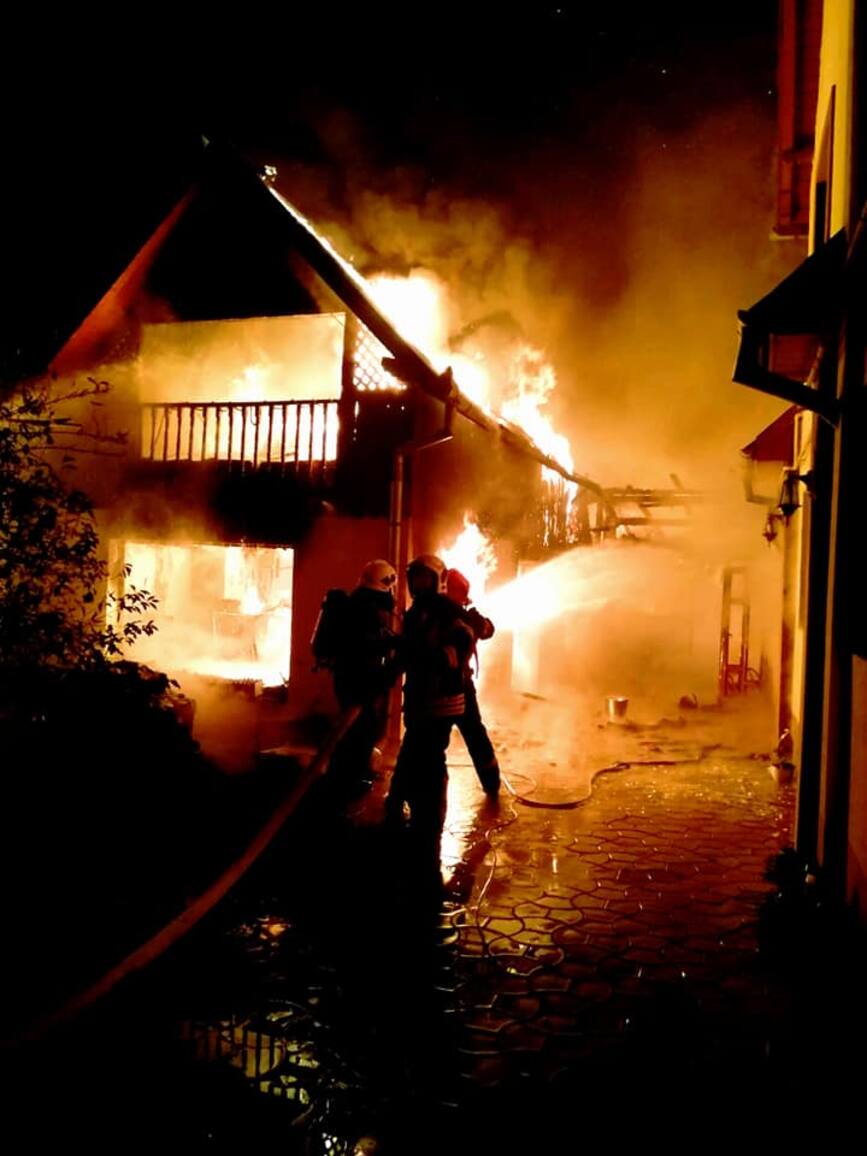 Incendiu puternic la o casa din judetul Brasov | imaginea 1