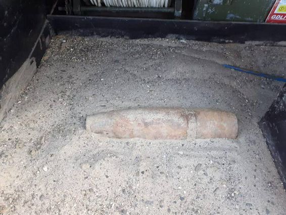 Doua proiectile gasite de un barbat intr o fantana | imaginea 1