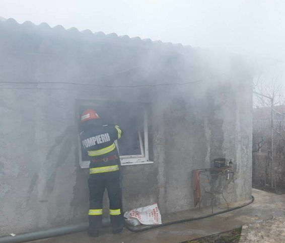 Incendiu fara victime la o casa din judetul Tulcea | imaginea 1