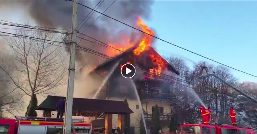 Incendiu puternic la o pensiune din localitatea Simon  Brasov | imaginea 1