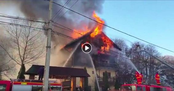 Incendiu puternic la o pensiune din localitatea Simon Brasov | imaginea 1