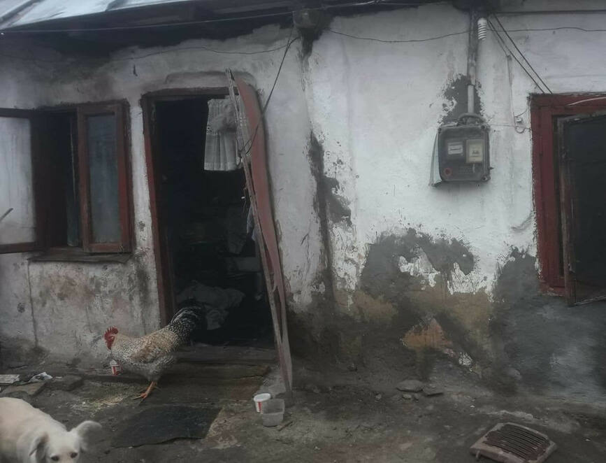 O femeie  o pisica si un cocos  salvati dintr un incendiu de gospodarie | imaginea 1