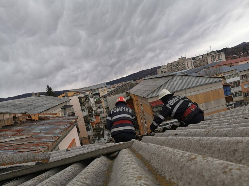 Codul Portocaliu de vant puternic a impus interventia prompta a pompierilor | imaginea 1