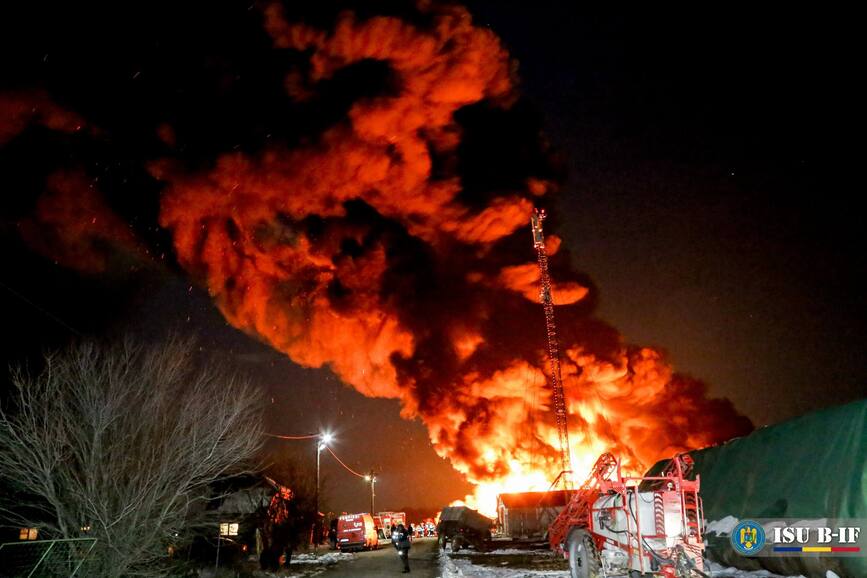 Incendiu devastator la o hala din judetul Ilfov | imaginea 1