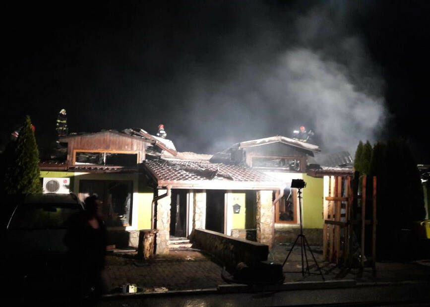 Incendiu la case particulare  produs in urma exploziei unei butelii de gaz | imaginea 1