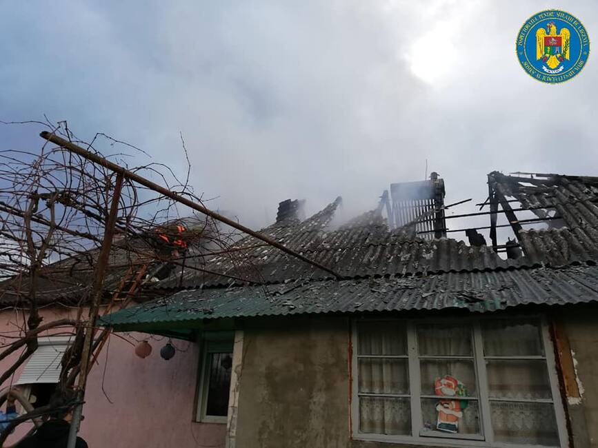 Incendiu la o casa de locuit  in urma unui gest de autoincendiere | imaginea 1