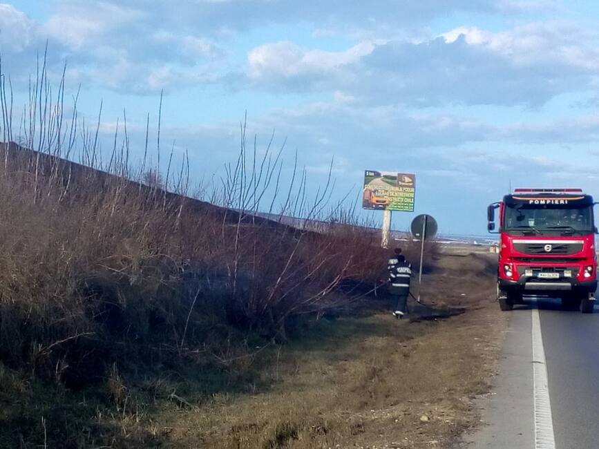 Interventia prompta a salvat o locuinta si a evitat producerea unui accident rutier | imaginea 1
