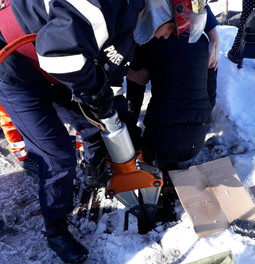 Interventie pentru salvarea unei fete cu piciorul blocat in grilaj | imaginea 1
