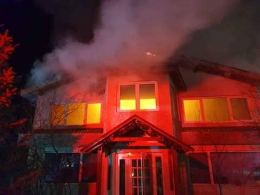 S au luptat mai bine de 6 ore pentru stingerea unui incendiu | imaginea 1