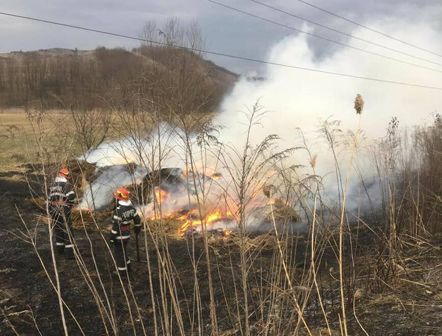 Au intervenit pentru localizarea si lichidarea a trei incendii de vegetatie uscata | imaginea 1