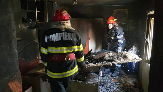 Casa aprinsa de la un jar cazut din soba pe materiale combustibile | imaginea 1