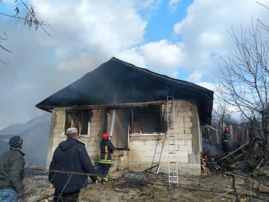 Doua case au fost salvate de pompierii vasluieni | imaginea 1