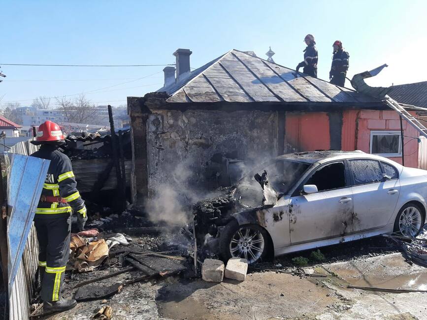 Incendiu de gospodarie  izbucnit de la un autoturism | imaginea 1