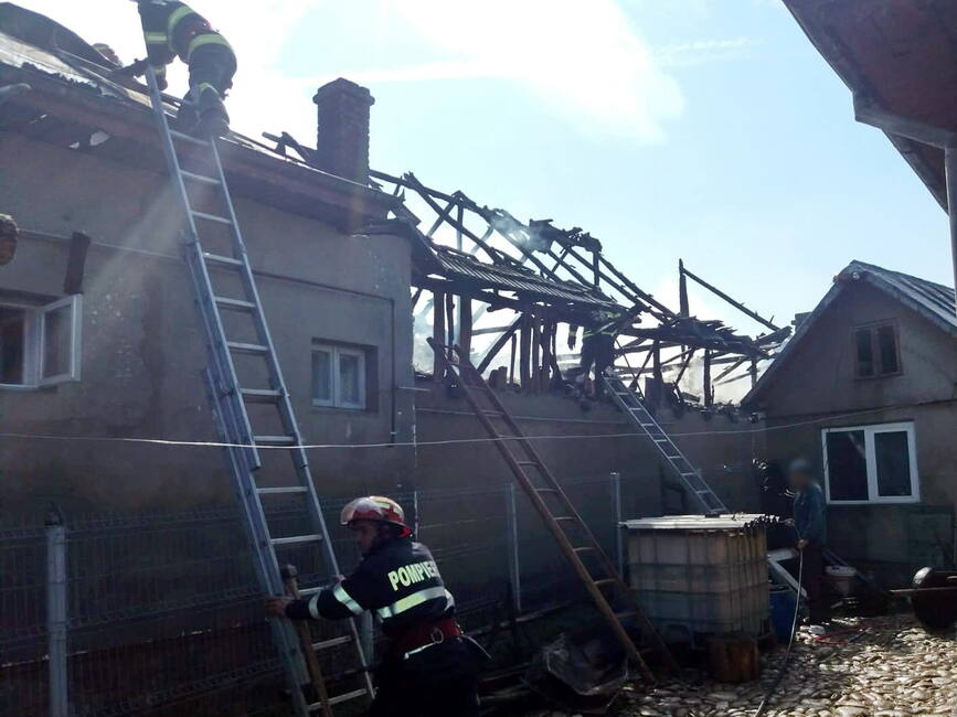 Incendiu devastator la o gospodarie dintr o comuna damboviteana | imaginea 1