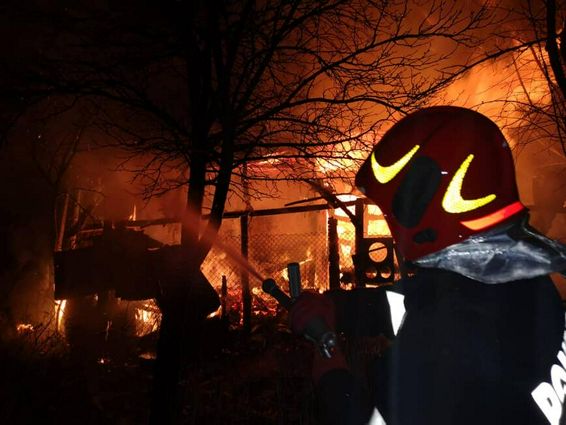 Incendiu fara victime la o gospodarie din judetul Vrancea | imaginea 1